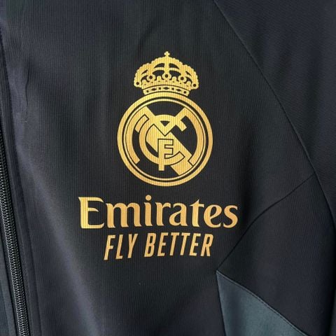 ÁO KHOÁC GIÓ REAL MADRID ĐEN SỌC XÁM THÂN XÁM 2023/24