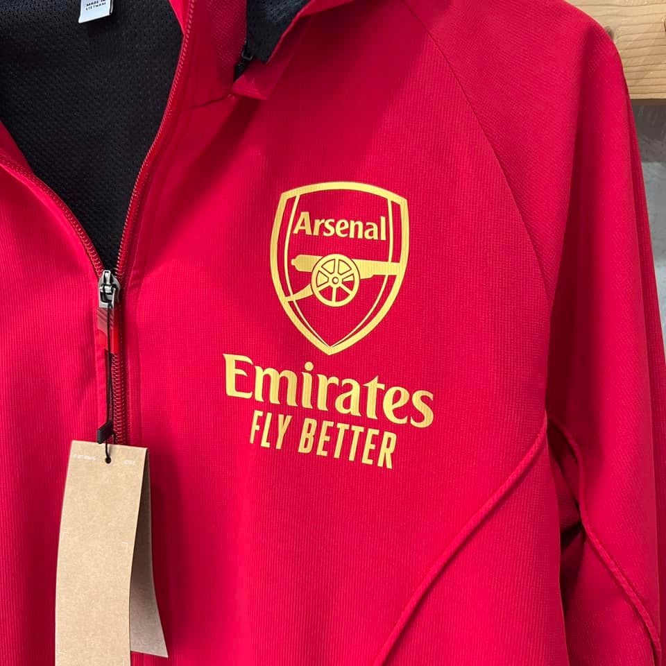 ÁO KHOÁC GIÓ ARSENAL ĐỎ TRƠN LOGO VÀNG GOLD 2023/24