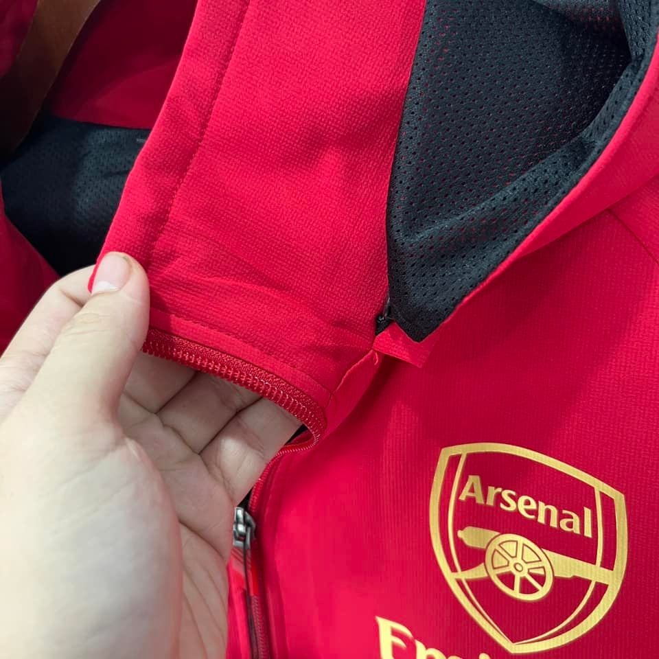 ÁO KHOÁC GIÓ ARSENAL ĐỎ TRƠN LOGO VÀNG GOLD 2023/24