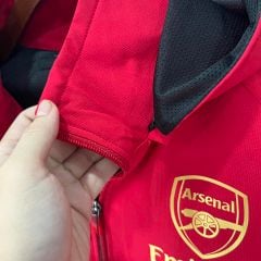 ÁO KHOÁC GIÓ ARSENAL ĐỎ TRƠN LOGO VÀNG GOLD 2023/24