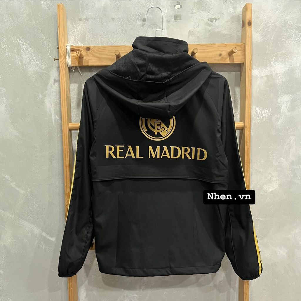 ÁO KHOÁC GIÓ REAL MADRID ĐEN SỌC VÀNG DÀI 2023/24