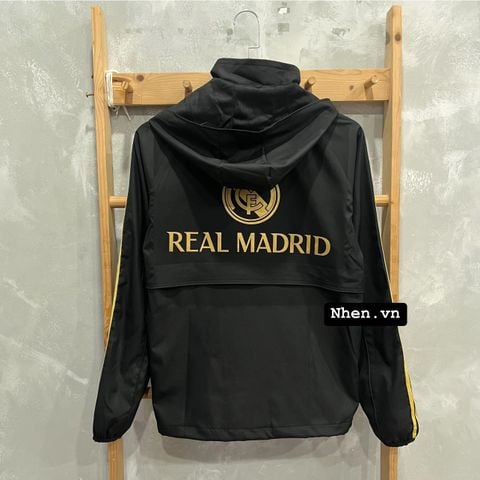 ÁO KHOÁC GIÓ REAL MADRID ĐEN SỌC VÀNG DÀI 2023/24