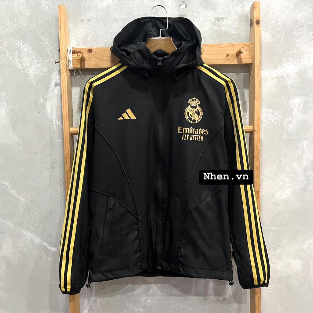 ÁO KHOÁC GIÓ REAL MADRID ĐEN SỌC VÀNG DÀI 2023/24