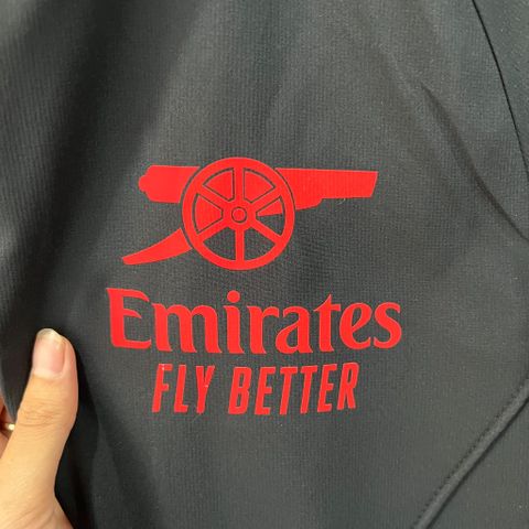 ÁO KHOÁC GIÓ ARSENAL ĐEN SỌC ĐỎ DÀI 2023/24