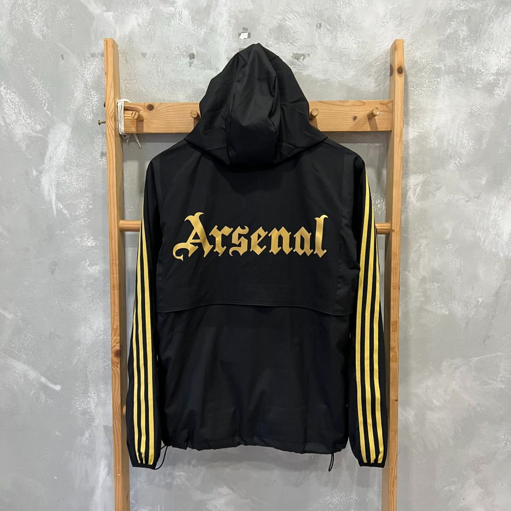 ÁO KHOÁC GIÓ ARSENAL ĐEN SỌC VÀNG DÀI 2022-2023