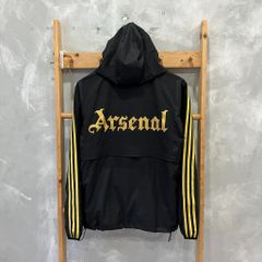 ÁO KHOÁC GIÓ ARSENAL ĐEN SỌC VÀNG DÀI 2022-2023