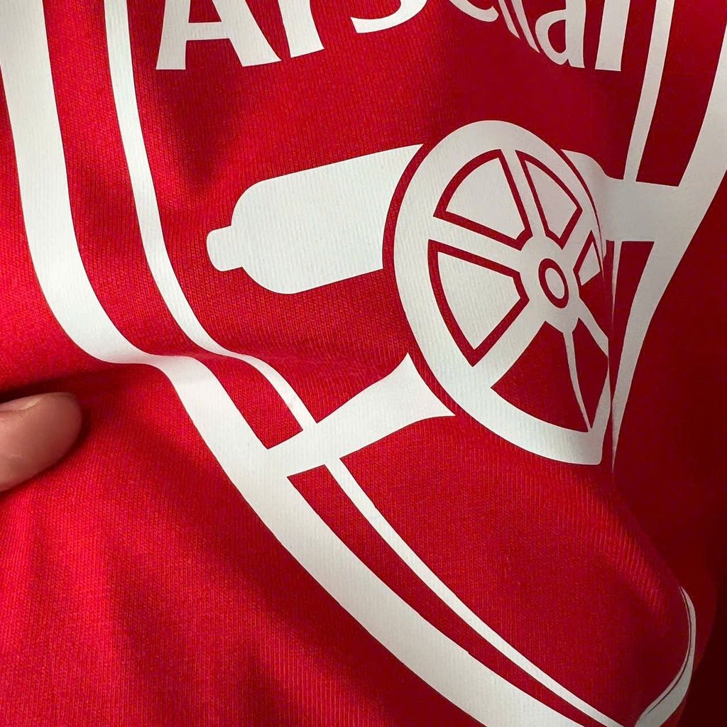 ÁO THUN ARSENAL 2024 MÀU ĐỎ LOGO GIỮA NGỰC