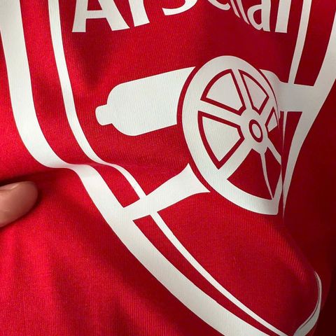 ÁO THUN ARSENAL 2024 MÀU ĐỎ LOGO GIỮA NGỰC