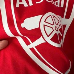 ÁO THUN ARSENAL 2024 MÀU ĐỎ LOGO GIỮA NGỰC