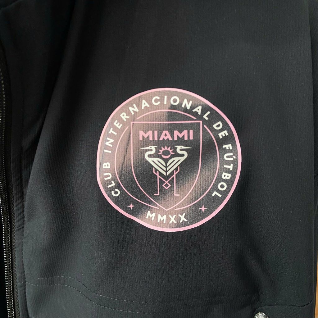 ÁO KHOÁC GIÓ INTER MIAMI ĐEN SỌC HỒNG 2023/24