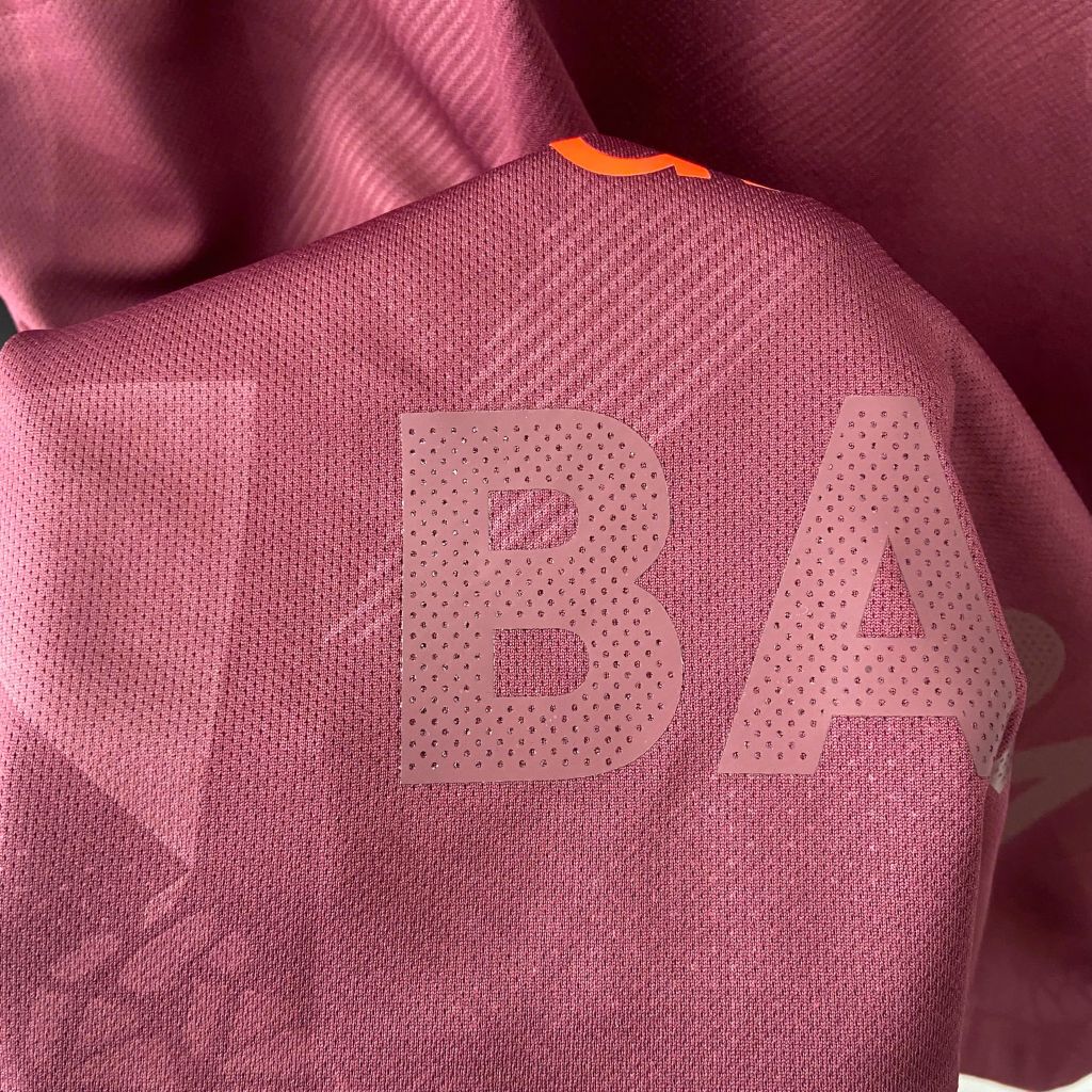 ÁO ĐẤU BARCELONA 2017/18 RETRO HÀNG THÁI SÂN KHÁCH THỨ BA ĐỎ ĐÔ