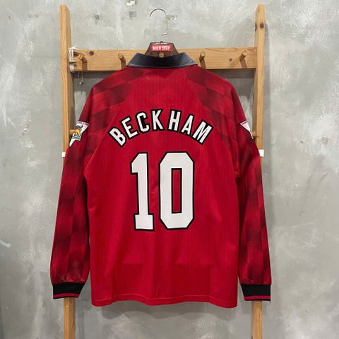 ÁO ĐẤU MANCHESTER UNITED 1996/97 RETRO HÀNG THÁI SÂN NHÀ ĐỎ TAY DÀI IN LOGO NHA & BECKHAM #10