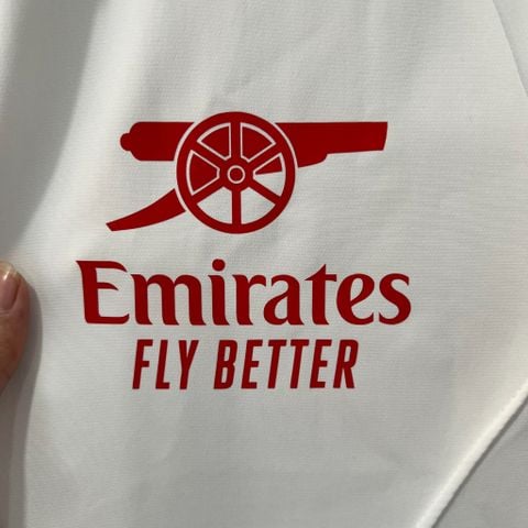 ÁO KHOÁC GIÓ ARSENAL TRẮNG SỌC ĐỎ DÀI 2023/24