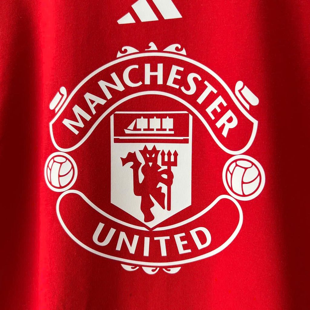 ÁO THUN MU04 - MU 2024 ĐỎ TƯƠI LOGO GIỮA NGỰC