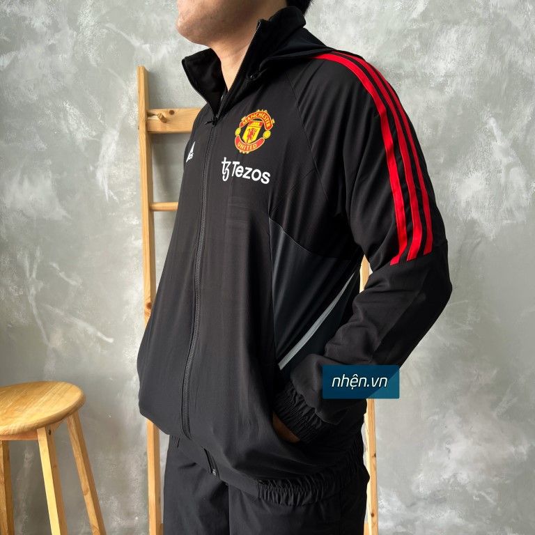 ÁO KHOÁC GIÓ MANCHESTER UNITED ĐEN SỌC ĐỎ 2022-2023