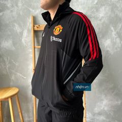 ÁO KHOÁC GIÓ MANCHESTER UNITED ĐEN SỌC ĐỎ 2022-2023