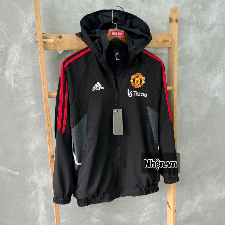 ÁO KHOÁC GIÓ MANCHESTER UNITED ĐEN SỌC ĐỎ 2022-2023