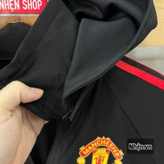 ÁO KHOÁC GIÓ MU ĐEN SỌC ĐỎ 2022-2023 - MANCHESTER UNITED BLACK TRAINING JACKET