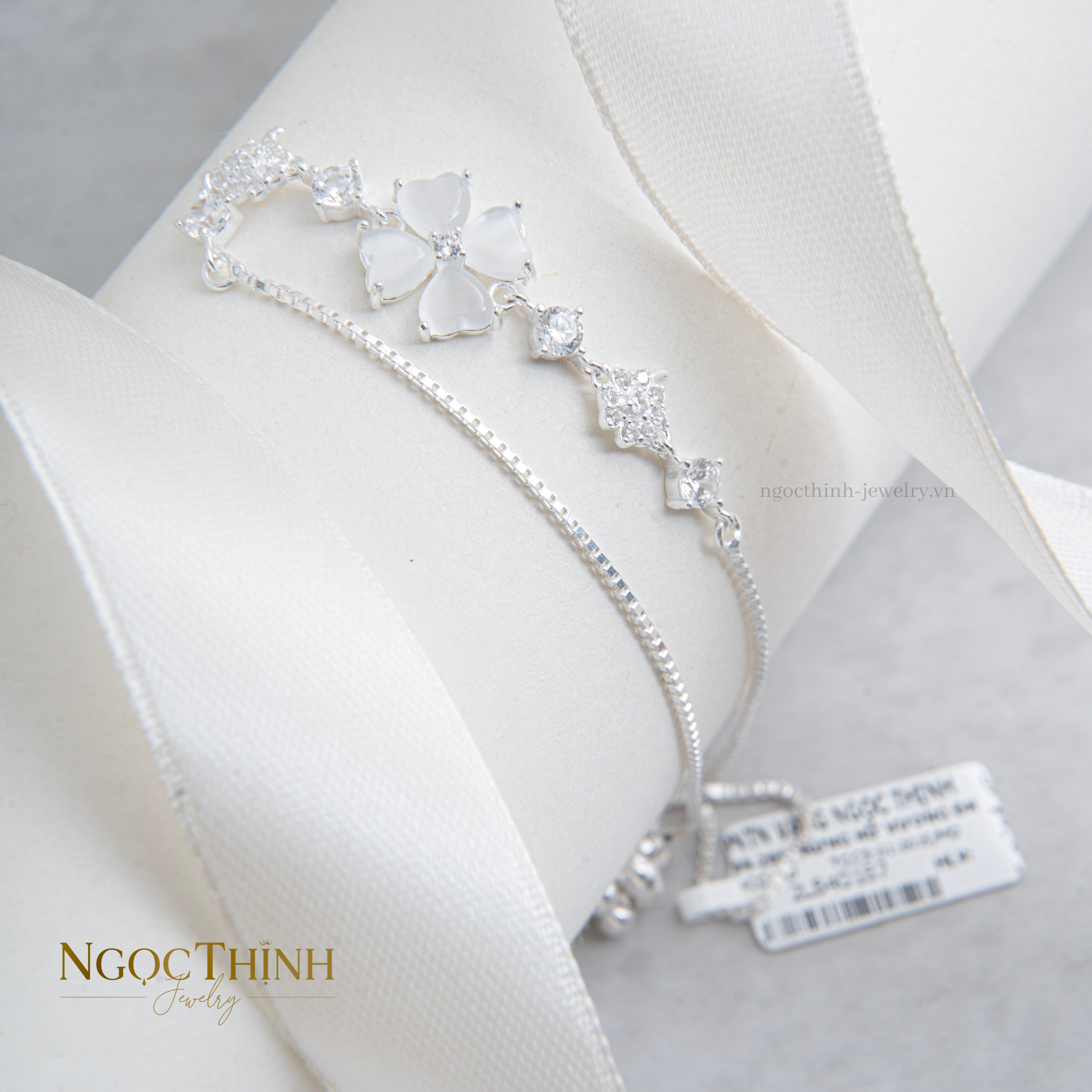 Lắc bạc nữ