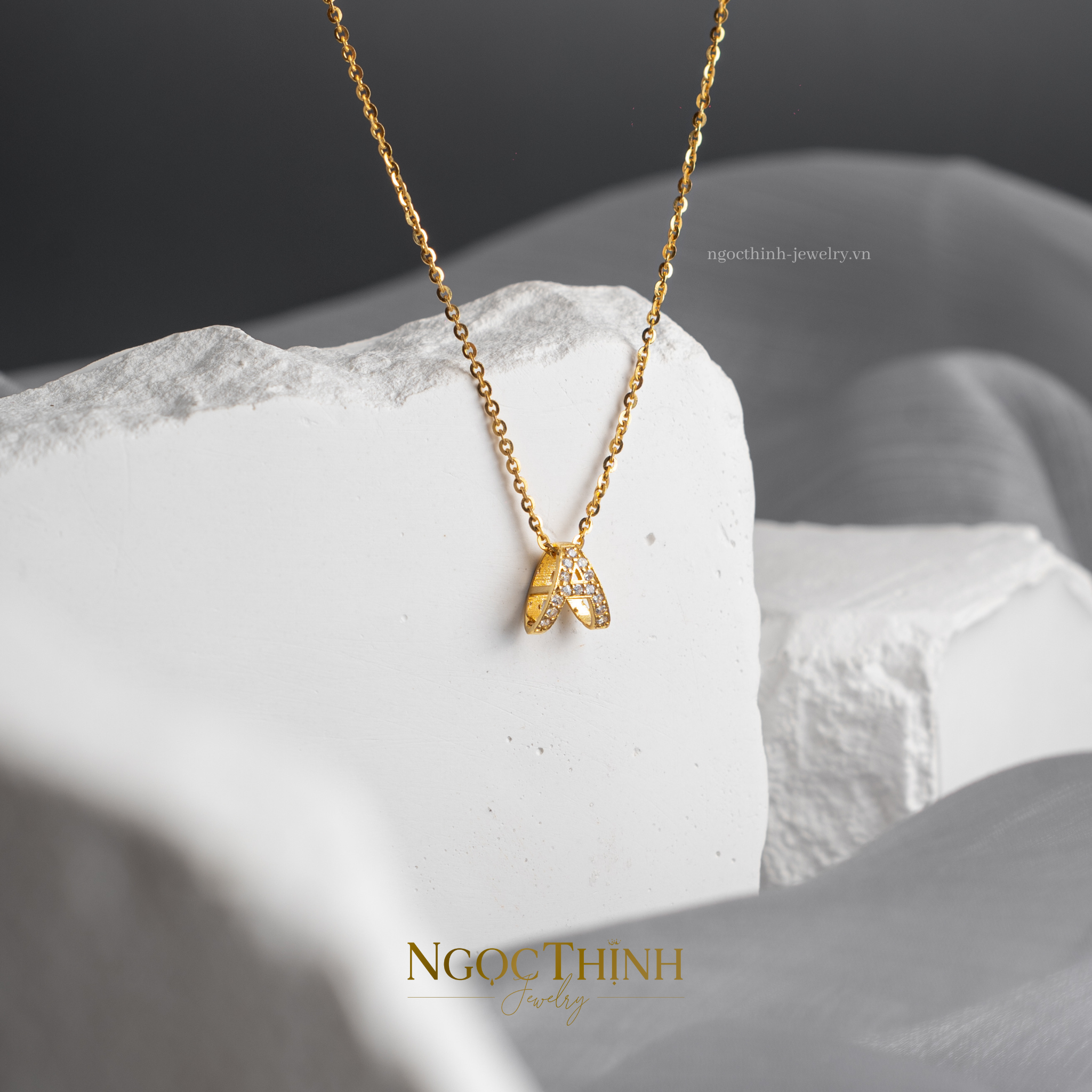 Mặt dây chữ A