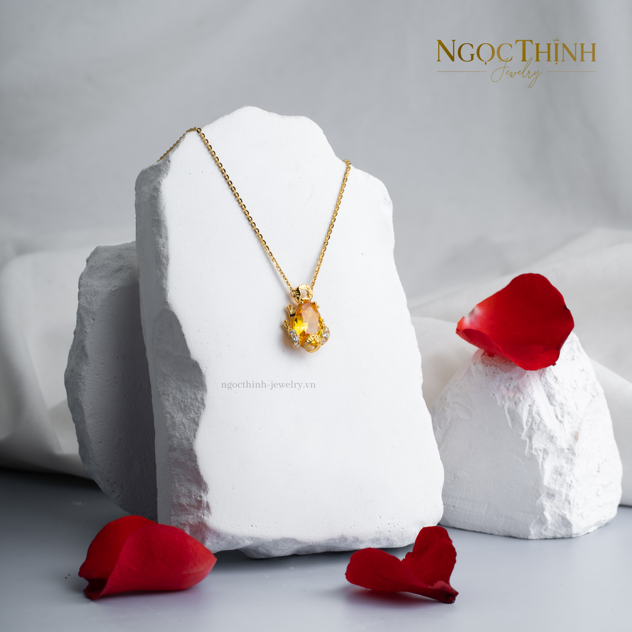 Dây chuyền liền mặt
