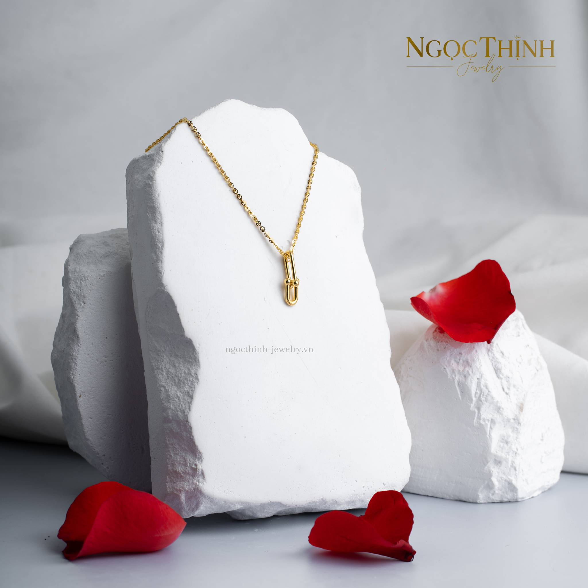 Dây chuyền liền mặt