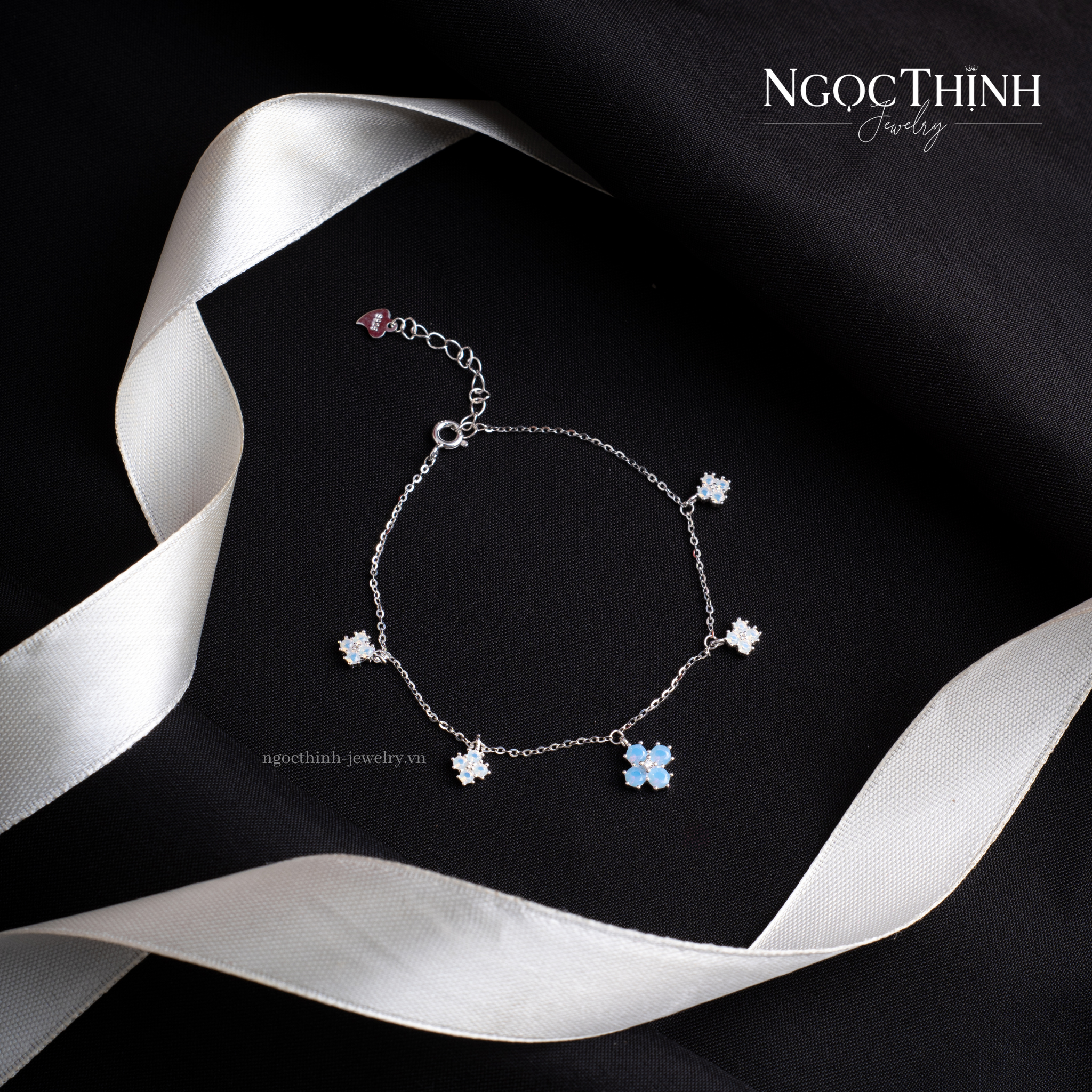 Lắc bạc nữ