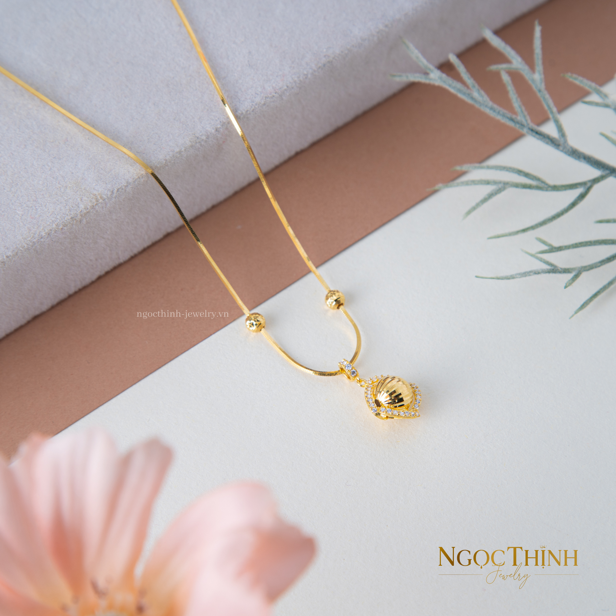 Dây chuyền liền mặt