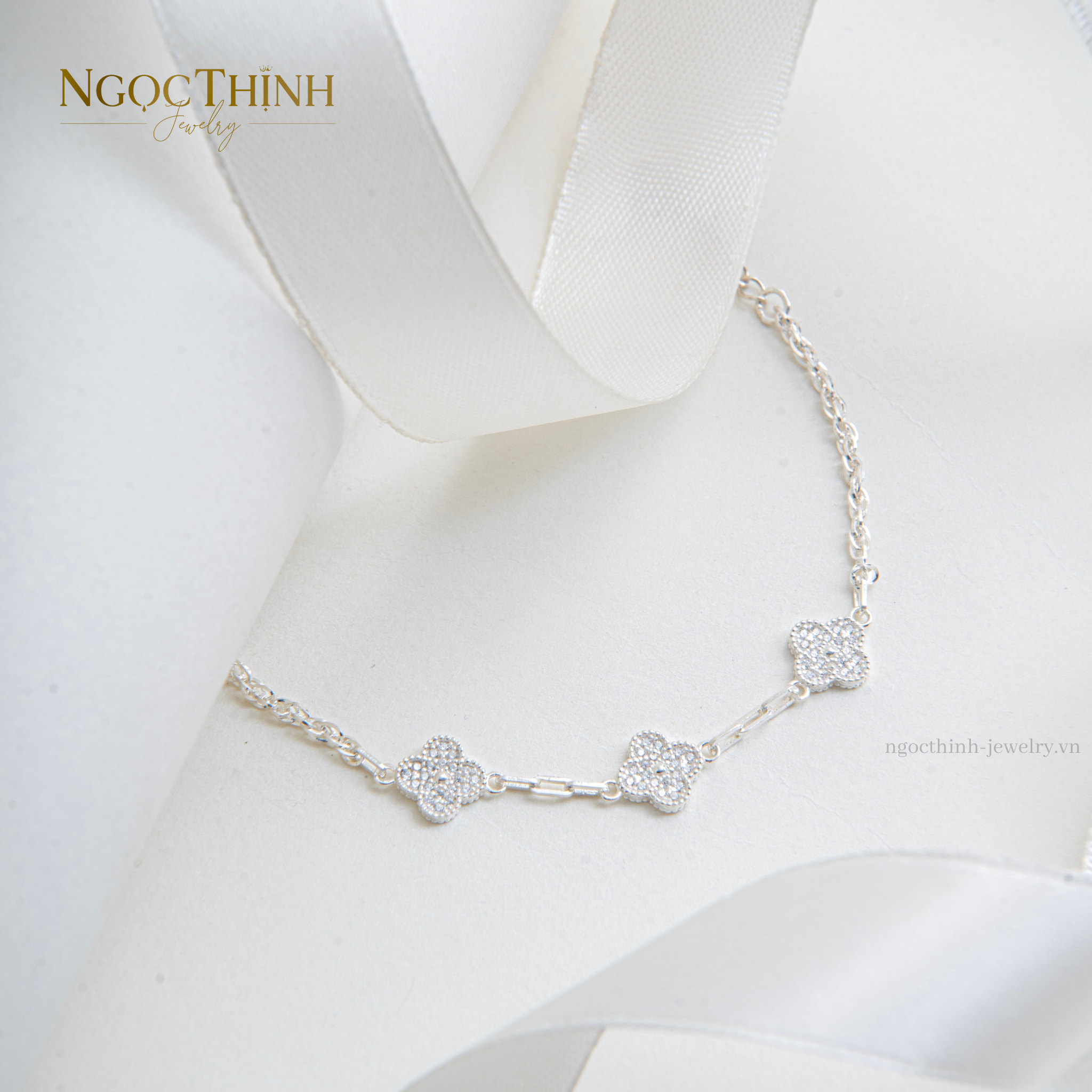 Lắc bạc nữ