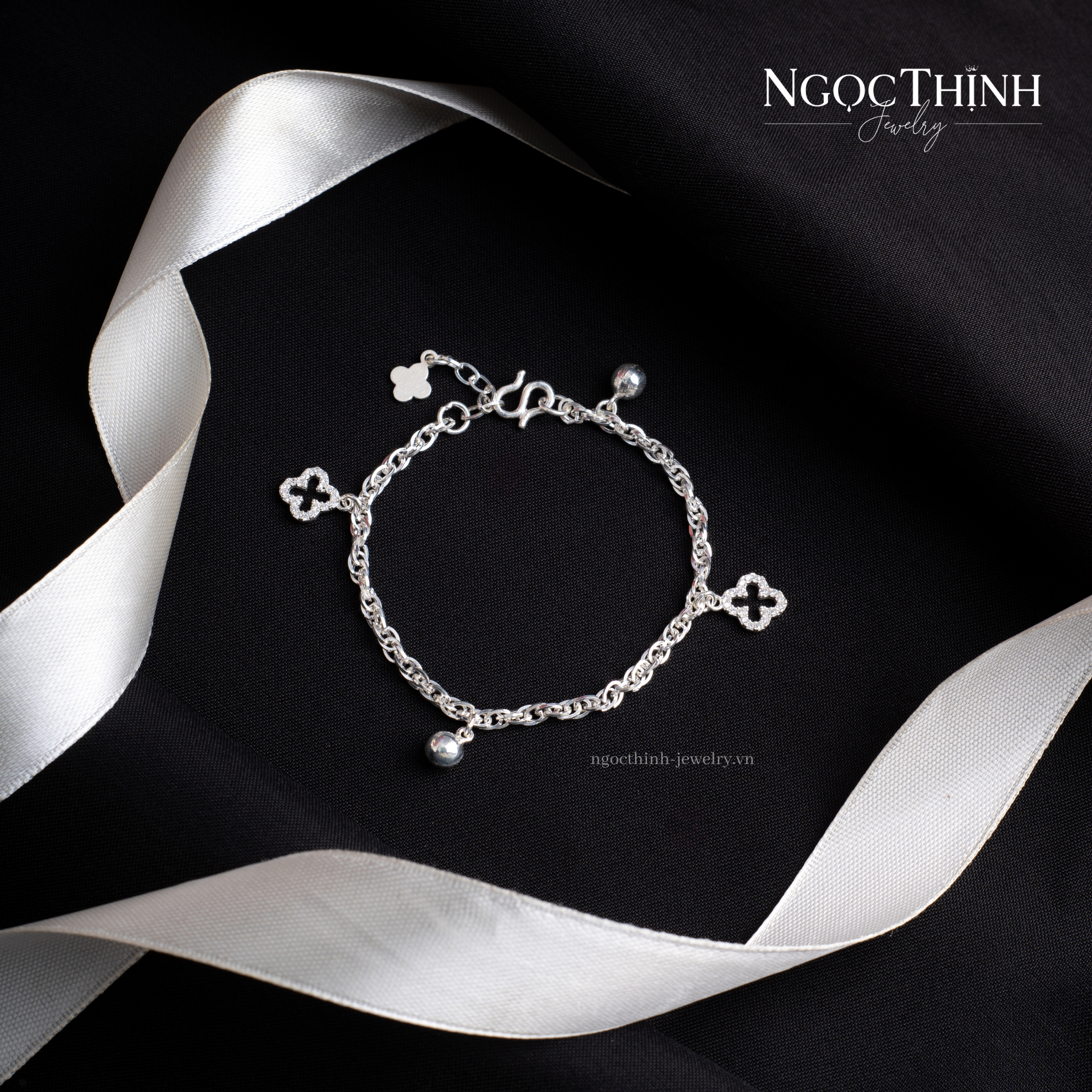 Lắc bạc nữ