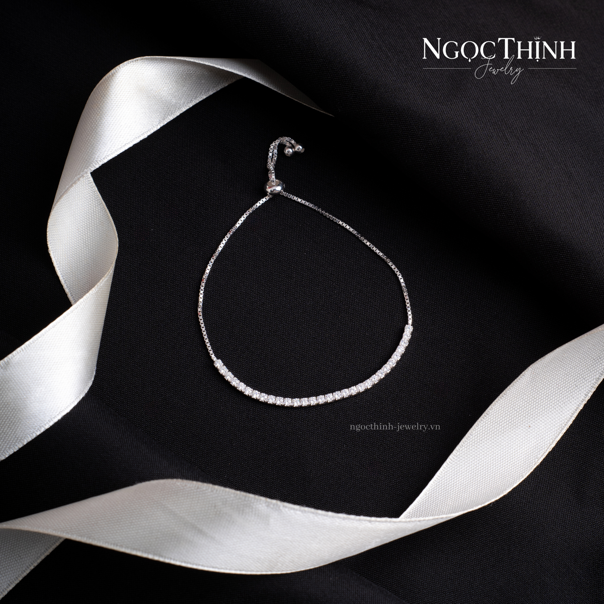 Lắc bạc nữ