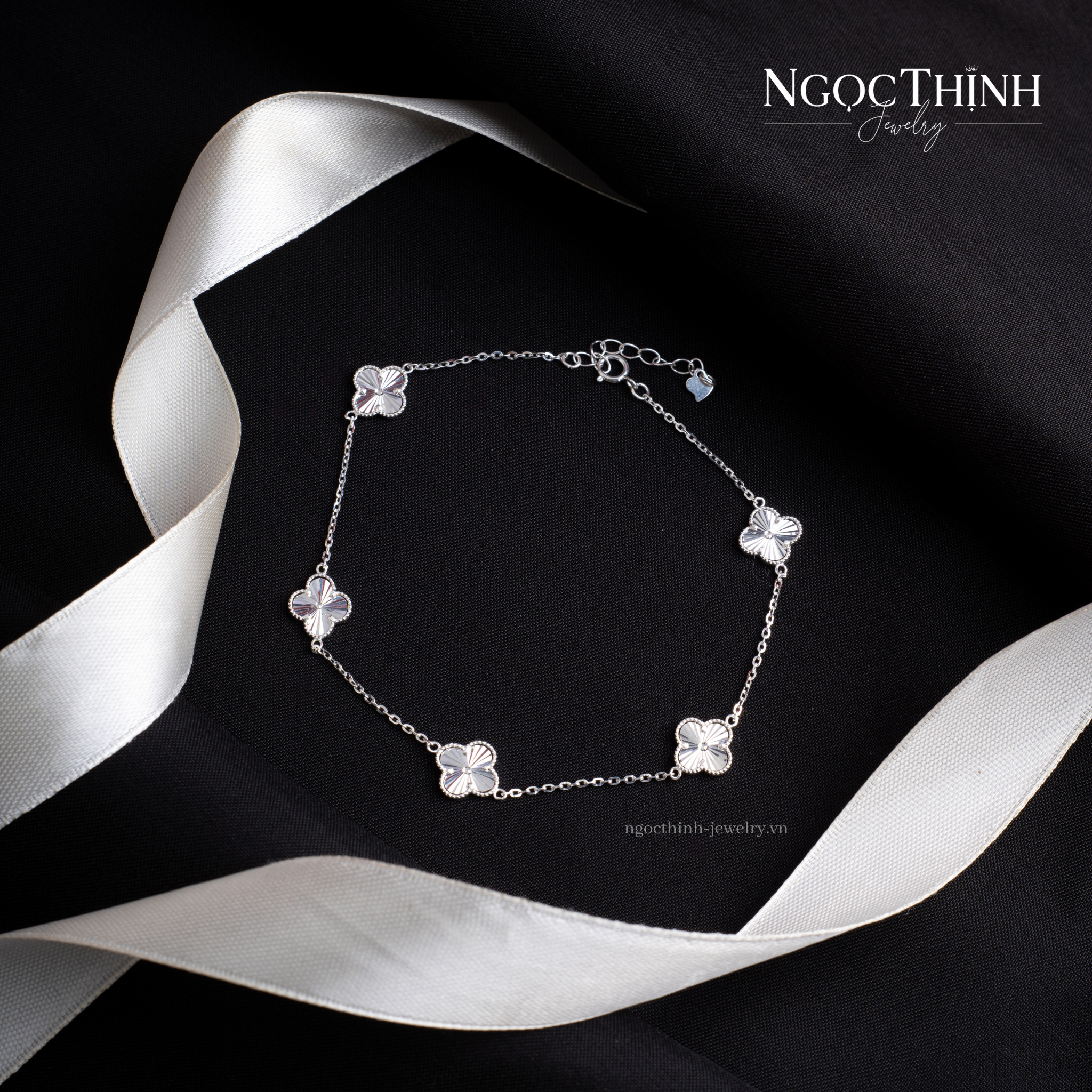Lắc bạc nữ