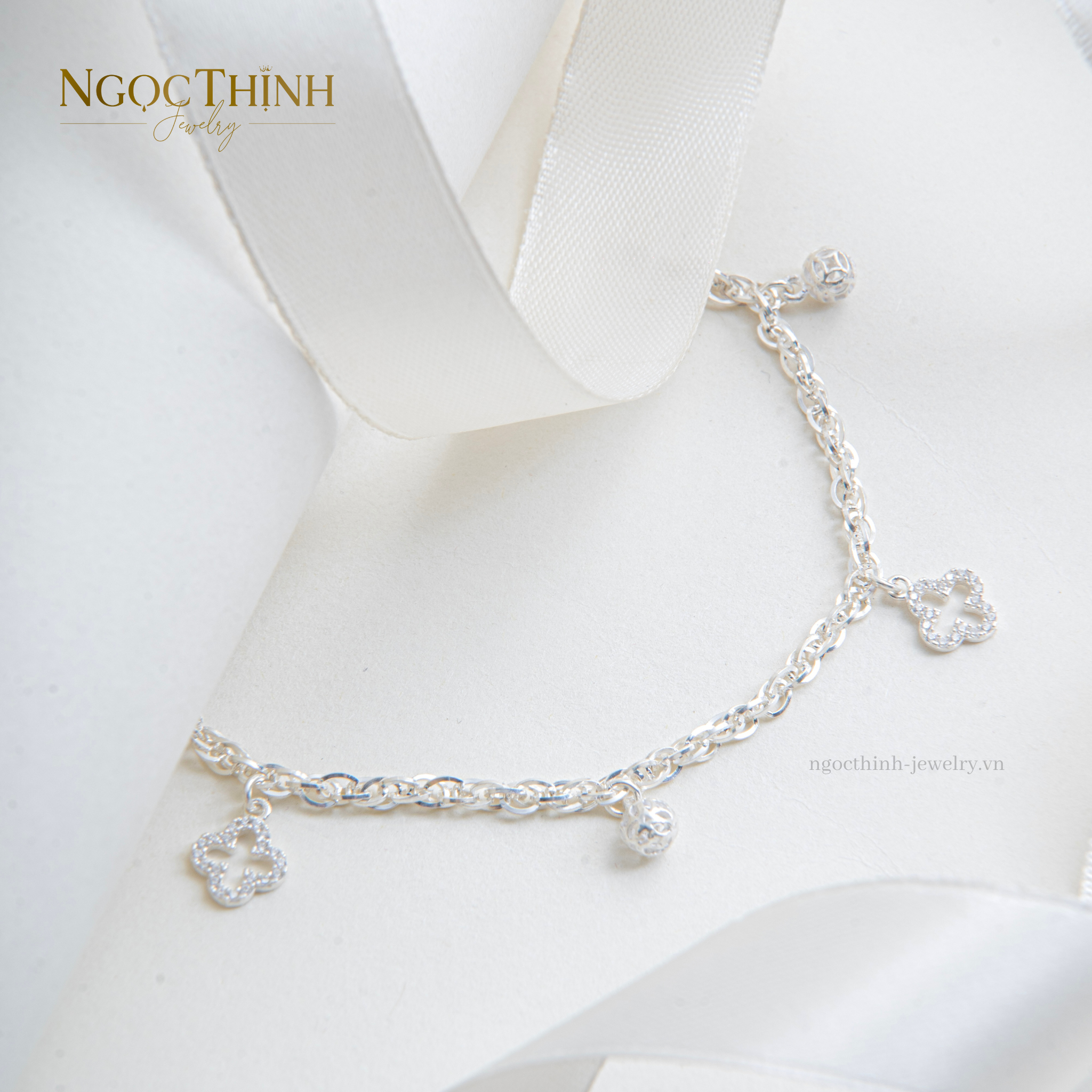 Lắc bạc nữ