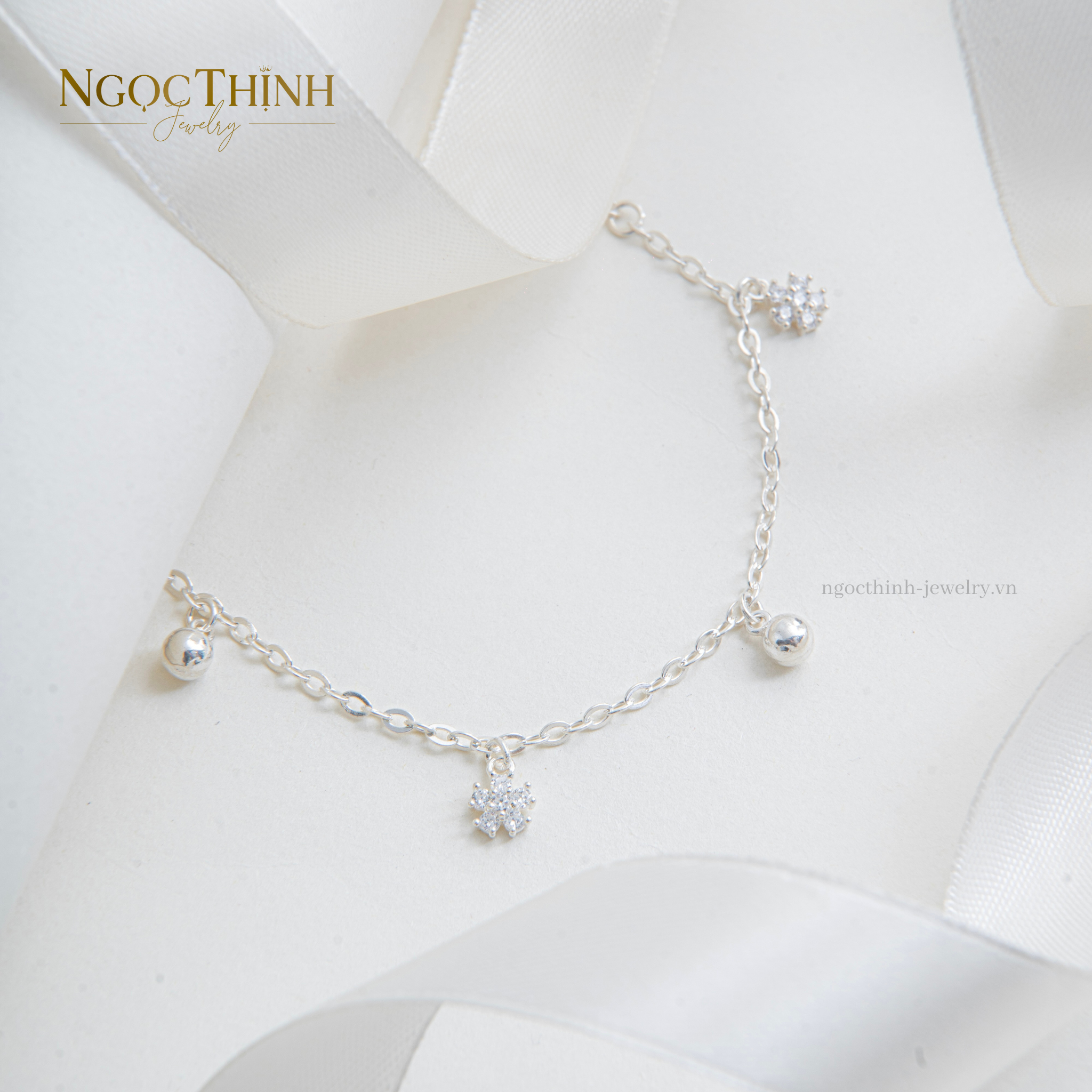 Lắc bạc nữ