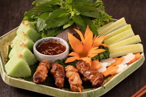  Combo gà heo xiên nướng và xôi lá dứa 