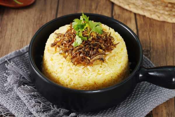  Cơm chiên cá cơm sữa mắm tỏi 
