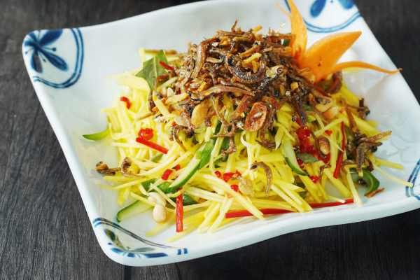 Gỏi xoài cá cơm sữa chiên giòn 