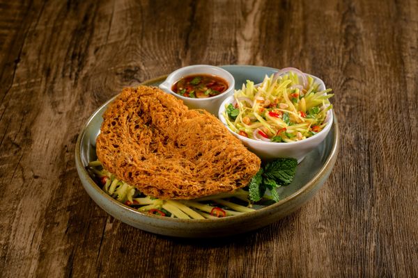  Gỏi cá trê xây tổ với xoài xanh 