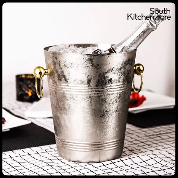 <p>Thương hiệu: Trống
&nbsp;</p><p>Kích Thước: 19x22
&nbsp;</p><p>Chất Liệu: inox
&nbsp;</p><p>Trọng Lượng: 900gr&nbsp;</p><p>Xô dùng để đựng đá giúp làm lạnh các loại đồ uống như bia, rượu trong quá