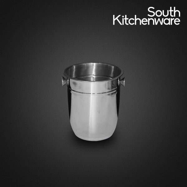 <p>Thương hiệu: Trống
&nbsp;</p><p>Kích Thước: 23x24
&nbsp;</p><p>Chất Liệu: inox
&nbsp;</p><p>Trọng Lượng: 700gr&nbsp;</p><p>Xô dùng để đựng đá giúp làm lạnh các loại đồ uống như bia, rượu trong quá