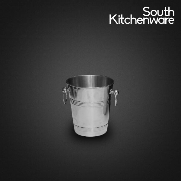 <p>Thương hiệu: Trống
&nbsp;</p><p>Kích Thước: 19x22
&nbsp;</p><p>Chất Liệu: inox
&nbsp;</p><p>Trọng Lượng: 900gr&nbsp;</p><p>Xô dùng để đựng đá giúp làm lạnh các loại đồ uống như bia, rượu trong quá
