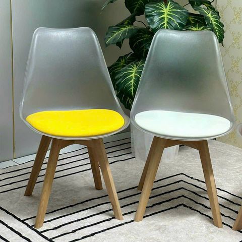 Ghế mặt nệm lưng nhựa trong nhám chân gỗ DPA05F