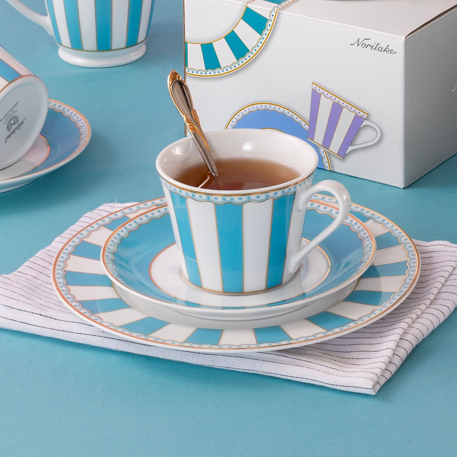  Bộ ấm chén uống trà (ấm 630ml, chén 250ml) 13 món sứ trắng (xanh dương pastel) | CRNIVL Light Blue M-253L - T014M 