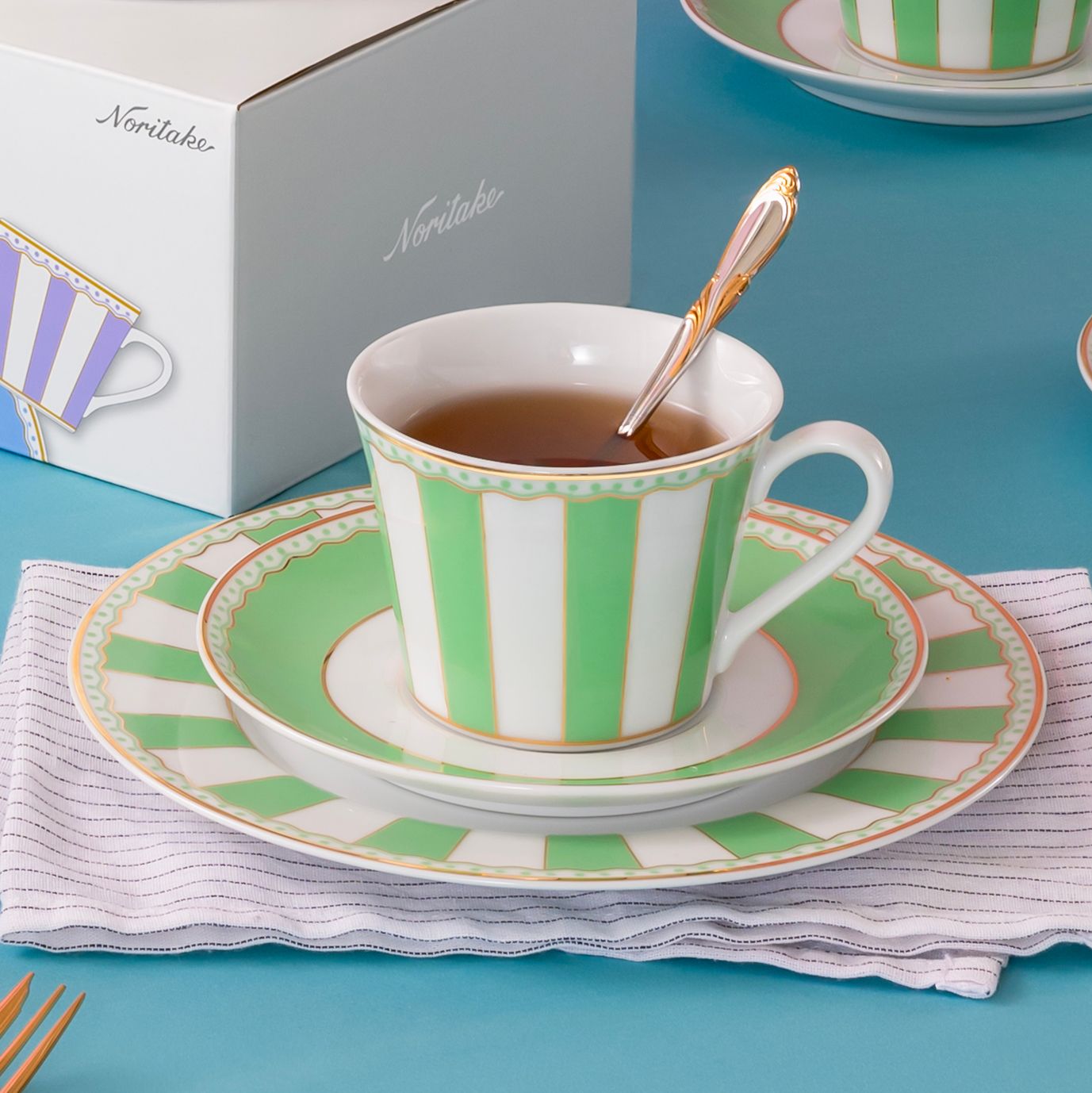  Bộ ấm chén uống trà (ấm 630ml, chén 250ml) 13 món sứ trắng (xanh lá pastel) | CRNIVL Apple Green M-252L - T014M 