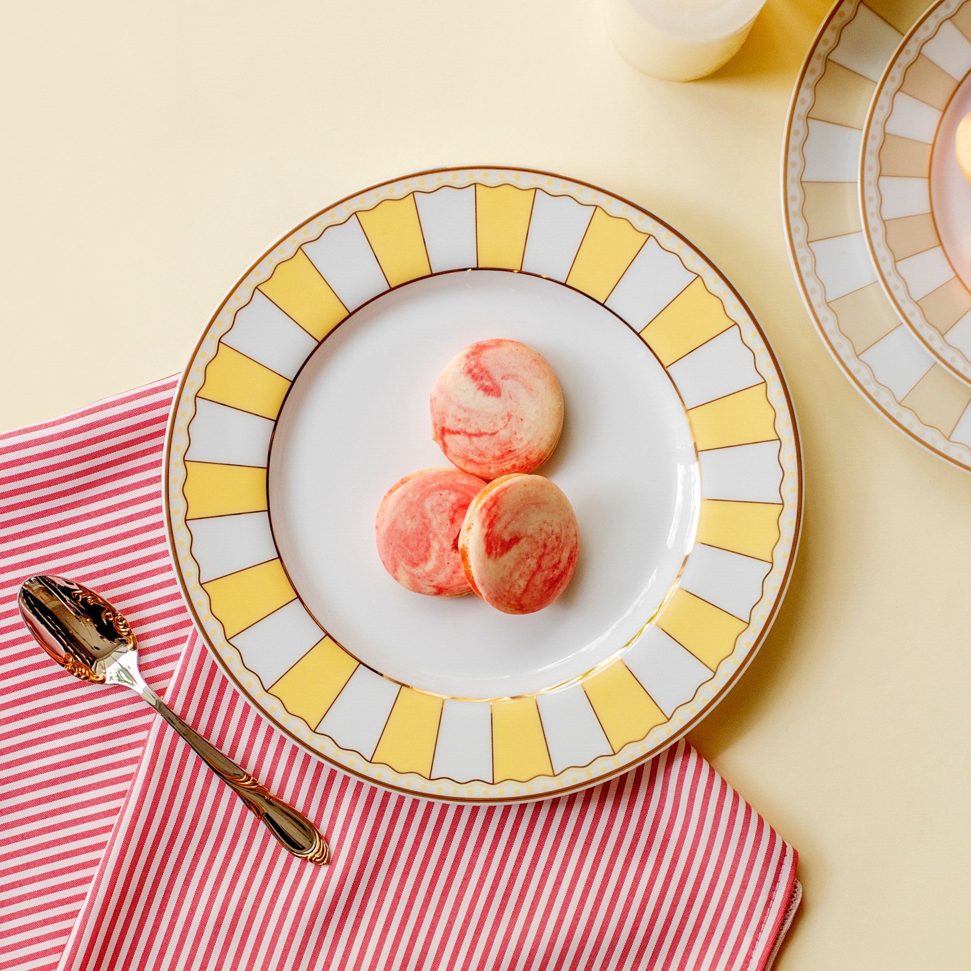  Bộ 02 đĩa tròn cỡ vừa 21cm (vàng pastel) sứ trắng | CRNIVL Yellow M-250L - Q002M 