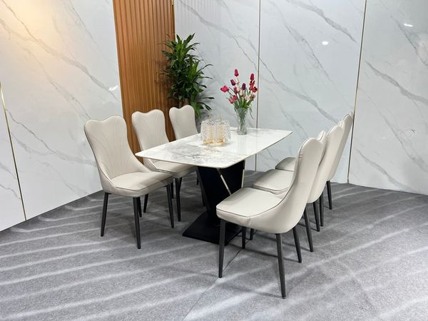 bộ bàn ghế ăn mặt đá xinh xắn