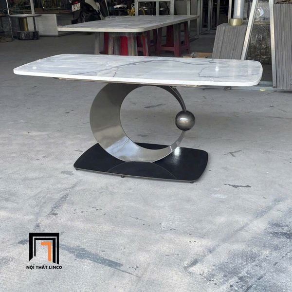 bàn trà đặt tại sảnh chờ