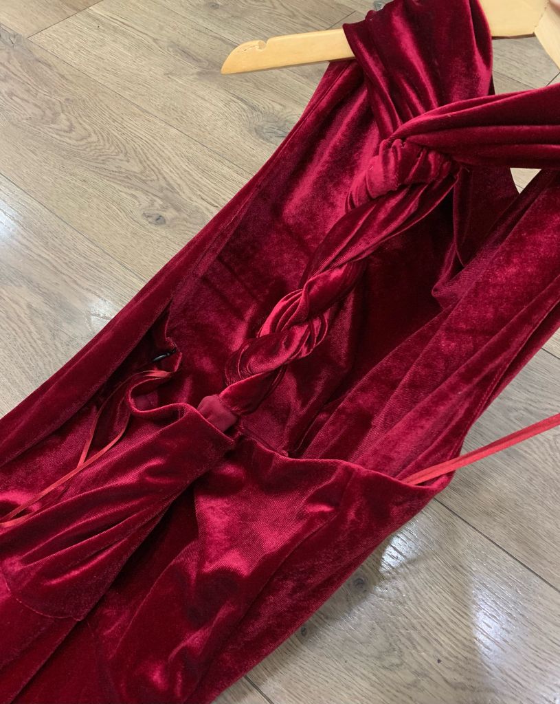 ĐẦM TAYLOR NHUNG ĐỎ HỞ VAI