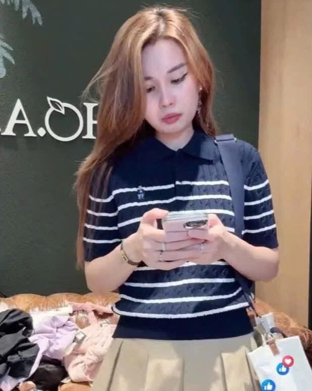 ÁO LEN WHOAU CÓ CỔ SỌC NGANG