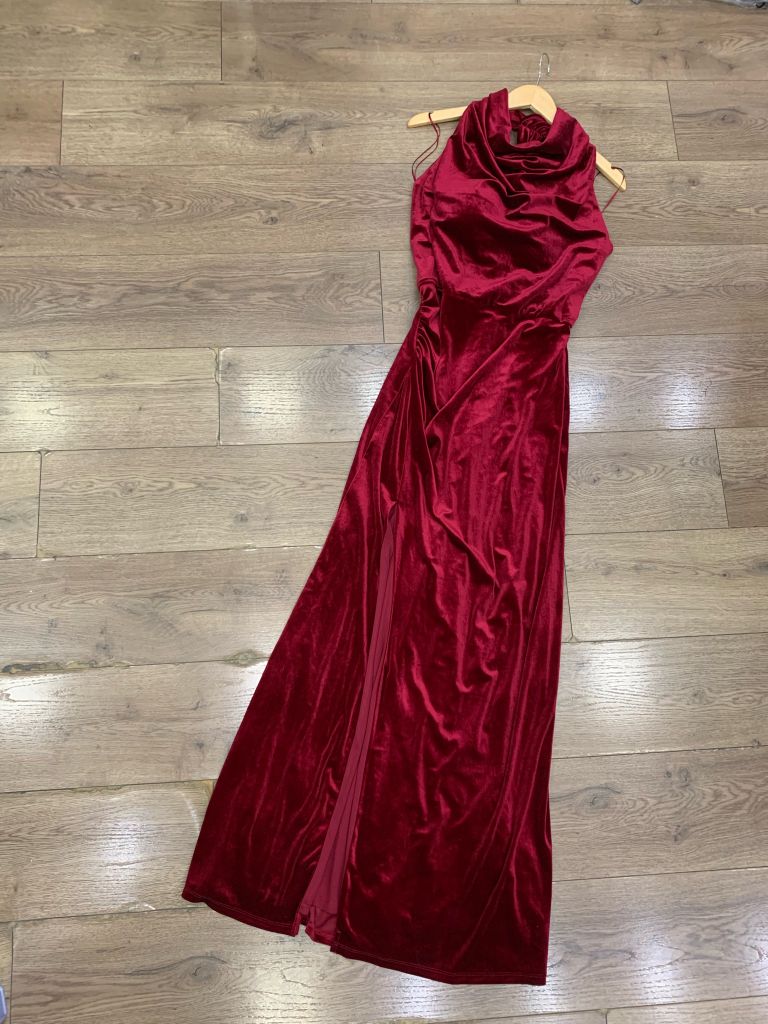 ĐẦM TAYLOR NHUNG ĐỎ HỞ VAI